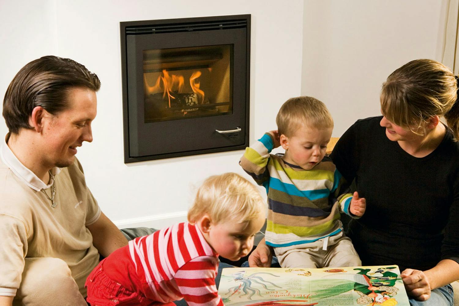 Ny braskassett i den gamla öppna spisen Ny braskassett i den gamla öppna spisen